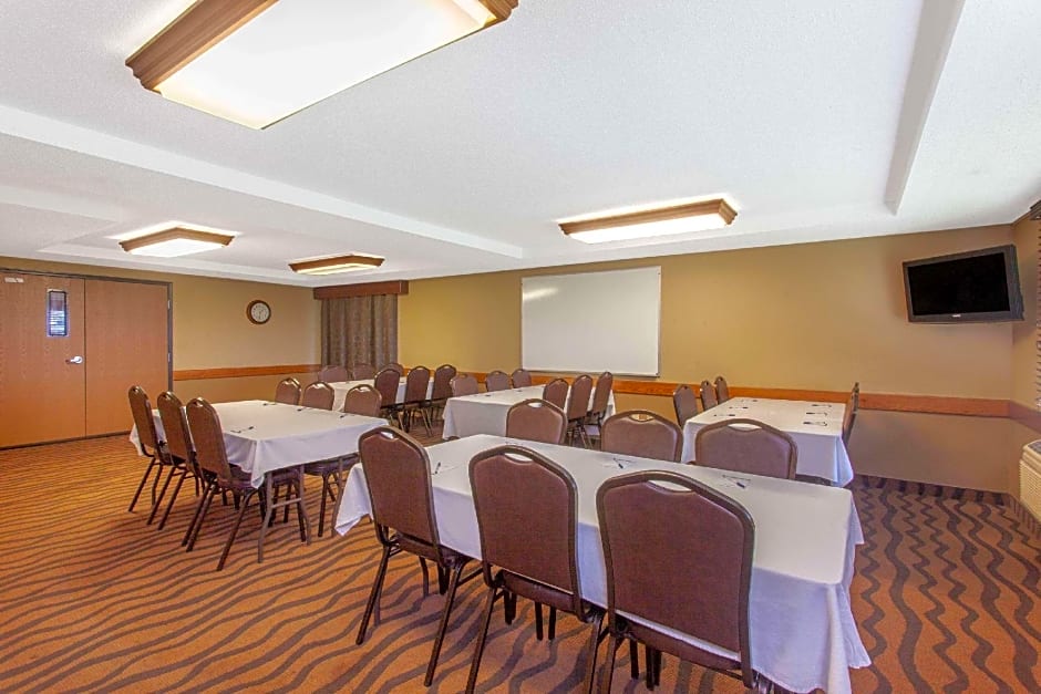 AmericInn by Wyndham St. Cloud