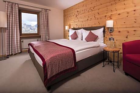 Double Room with Partial Matterhorn View