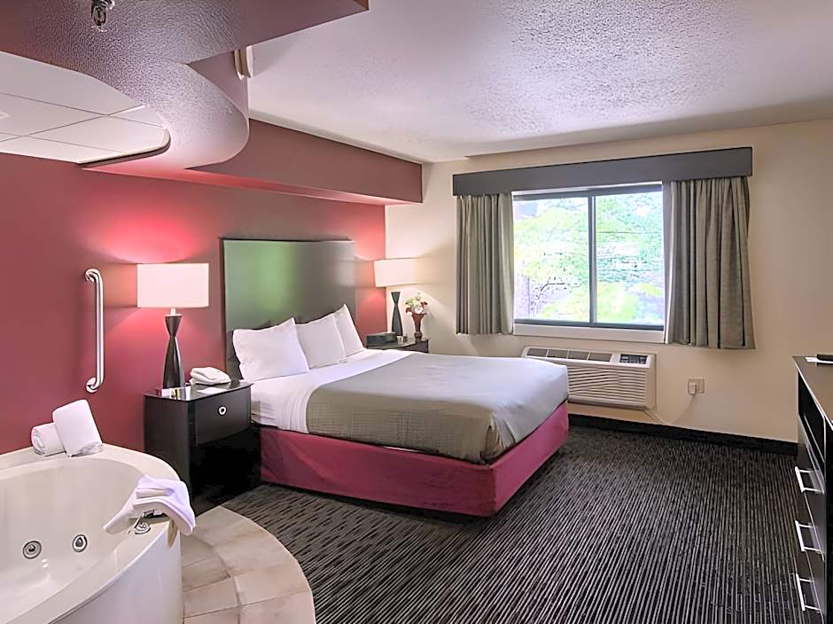 Blossom Hotel & Suites Traverse City