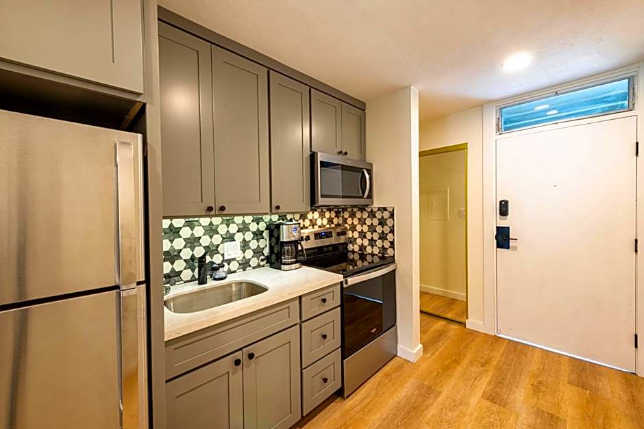 Modern Beachfront Studio: Full Kitchen & A/C