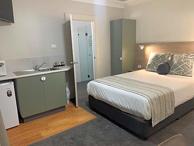 Hamilton Henry Parkes Motor Inn