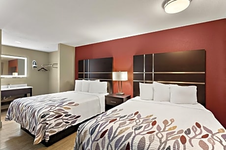 Deluxe Queen Room with Three Queen Beds - Smoke Free