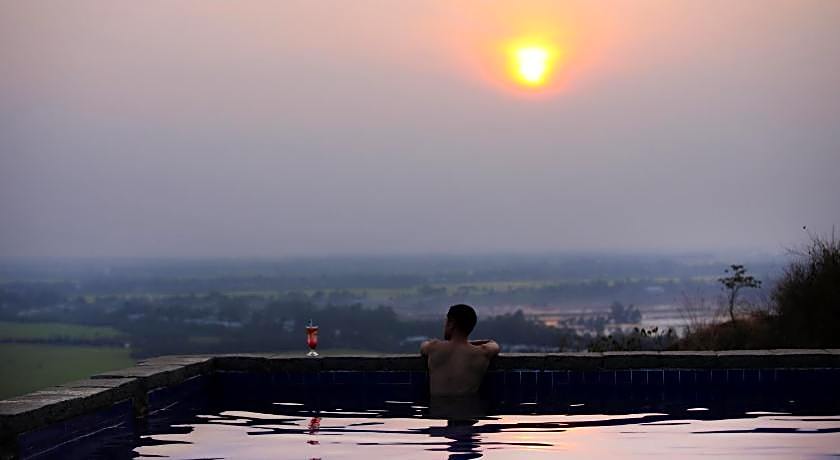 Victoria Nui Sam Lodge