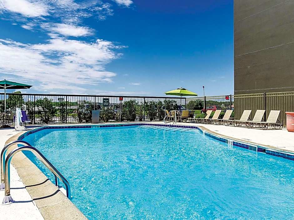 La Quinta Inn & Suites by Wyndham Warwick-Providence Airport