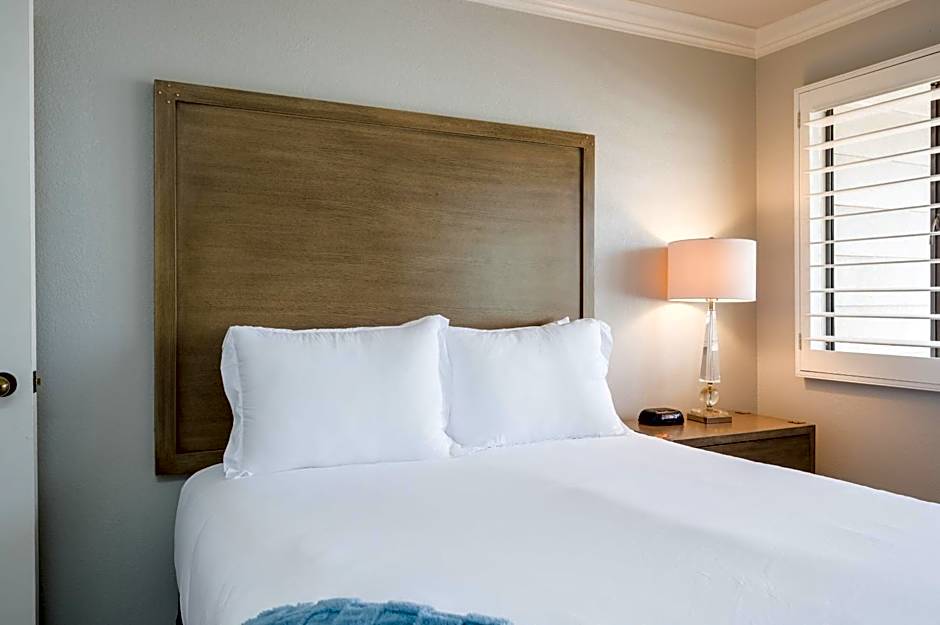 456 Embarcadero Inn & Suites