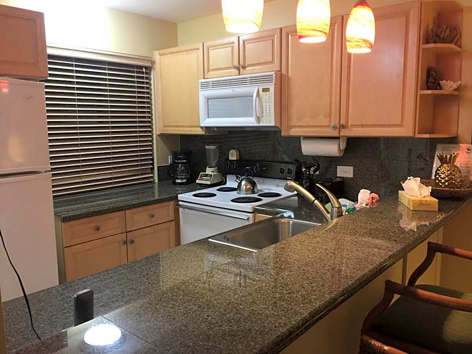 9B EKAHI VILLAGE-STUDIO BATH, GARDEN VIEW - 1 MINUTE STROLL to BEACH!