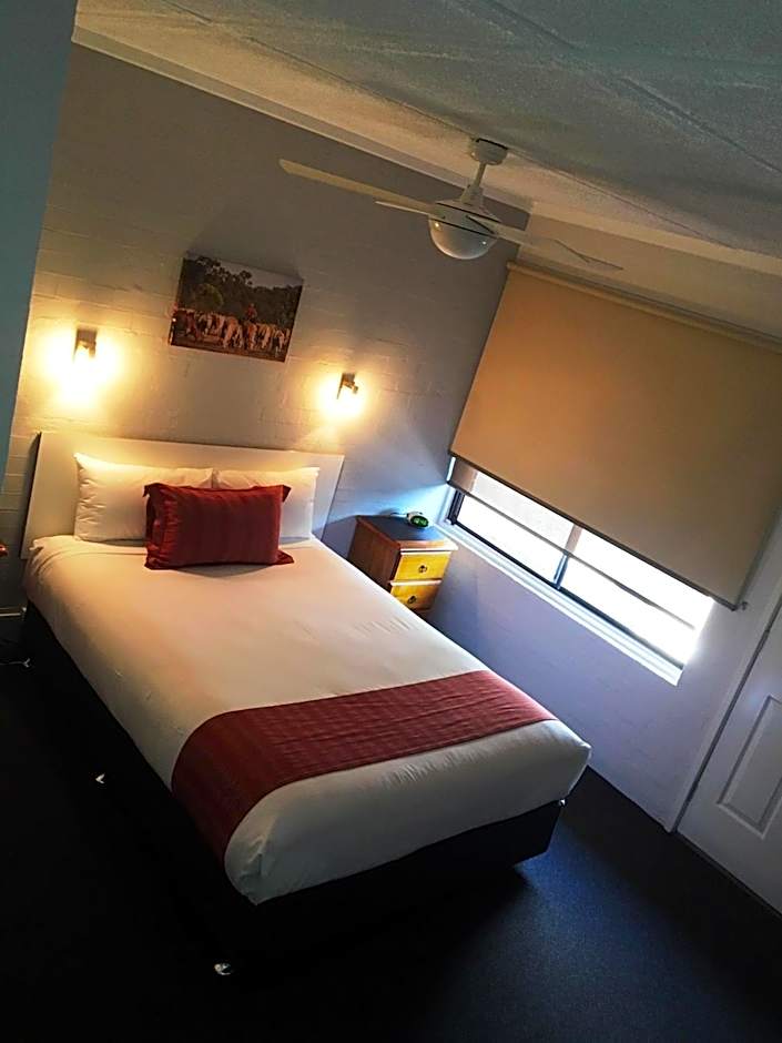 Photo 1 of 28 of Nicholas Royal Motel - No Pets Allowed