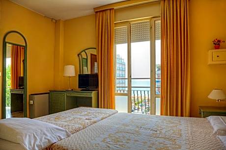 Two Connecting Double Rooms with Balcony and Sea View