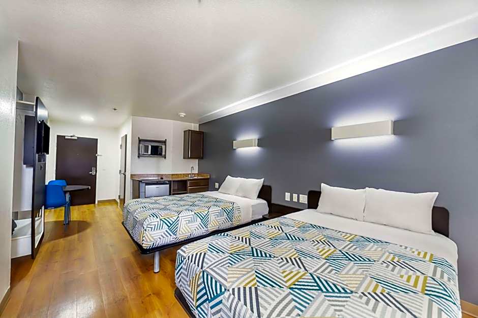 Photo 1 of 8 of Quadruple Room - Non-Smoking