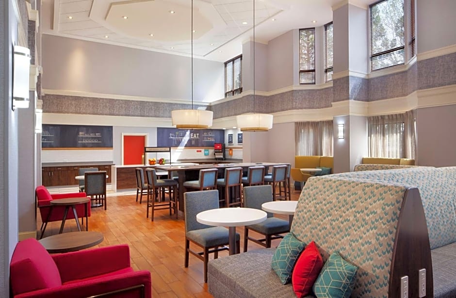 Hampton Inn By Hilton And Suites Atlanta Airport