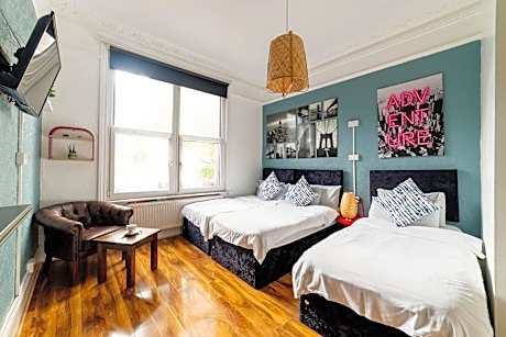 Basic Triple Room with Shared Bathroom