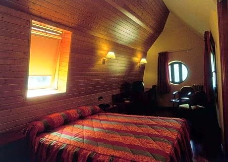 TRIPLE ROOM (2 ADULTS + 1 CHILD)