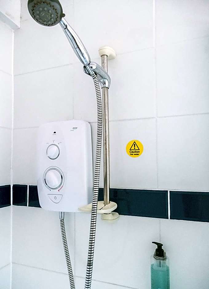 Pettifers Freehouse Hotel