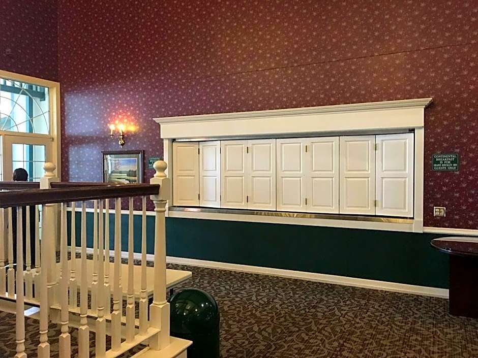 Grand Hinckley Inn