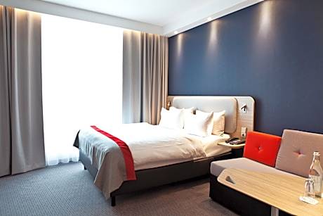 1 Queen Bed With Single Sofa Bed