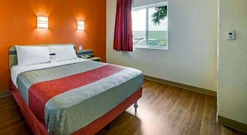 Motel 6-Brampton, ON - Toronto