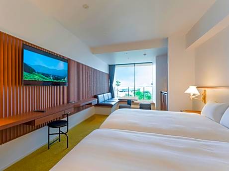 2 Double Beds Room, No-pets allowed, 1off-site parking lot