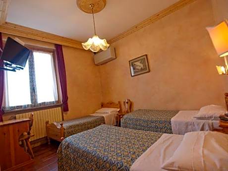 Family Room (2 Adults + 2 Children)