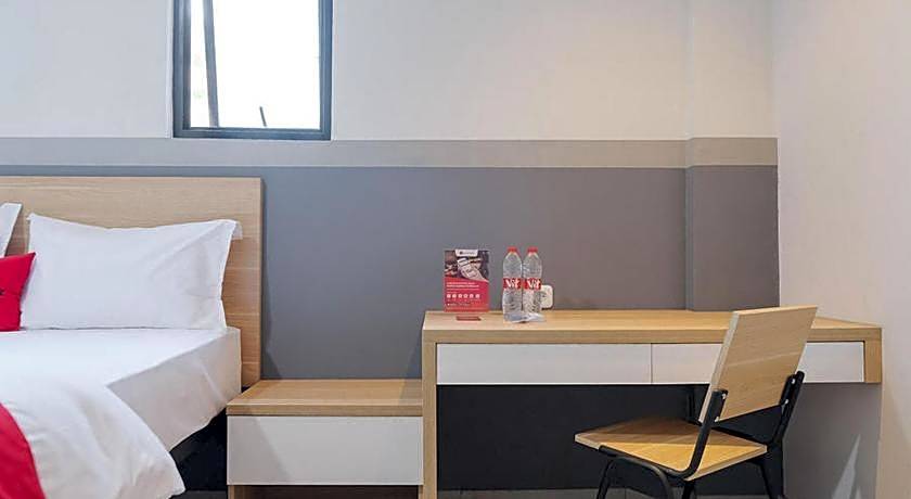 RedDoorz Plus near Taman Anggrek Mall