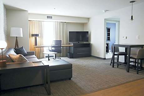 One Bedroom Corner Suite, 1 Bedroom Suite, 1 King, Sofa bed