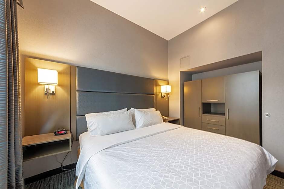 Holiday Inn Express & Suites Riverport Richmond By IHG