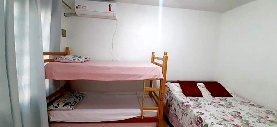 KITNET S2 em TORRES-RS - Na mais bela praia Gaúcha - Cozinha - Banheiro - Ar condicionado - TV smart 32' - Wi-Fi - Estacionamento - Anfitriã Superhost no BnB