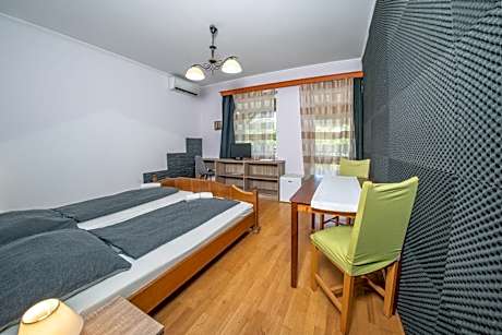 Queen Room with Spa Bath - First Floor