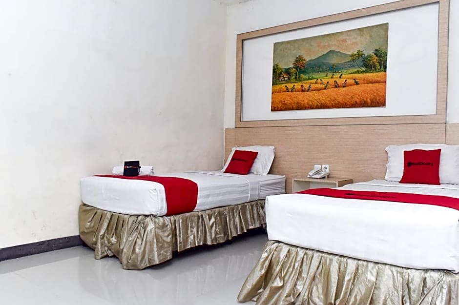 RedDoorz Plus near Sultan Hasanuddin Airport