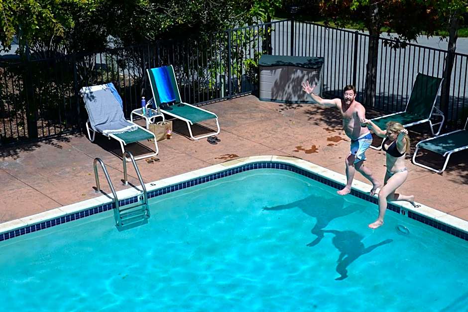 Carmel River Inn & Cottages