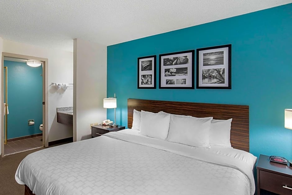 Clarion Inn & Suites DFW North