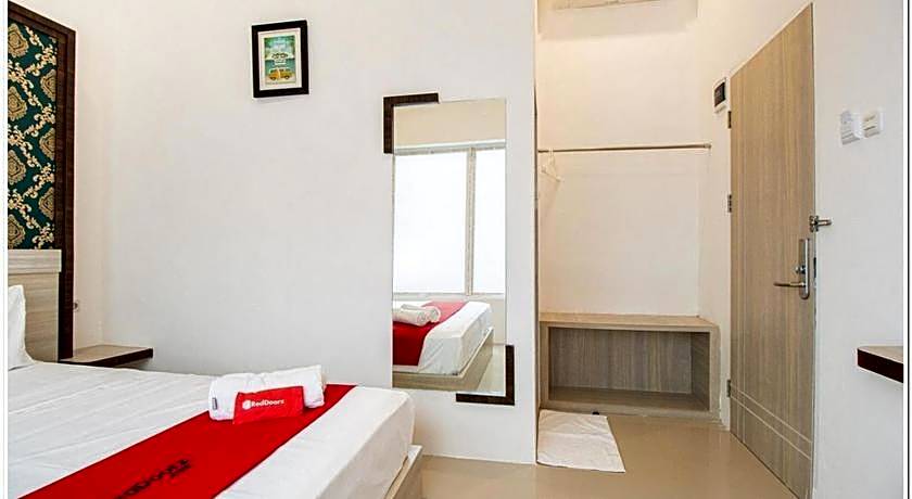 RedDoorz Plus @ Centrium Katamso Medan
