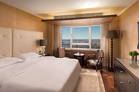 Executive Suite, Club lounge access, 1 Queen, Skyline view