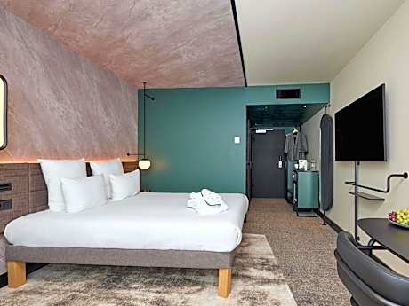 Executive Queen Room with Sofa