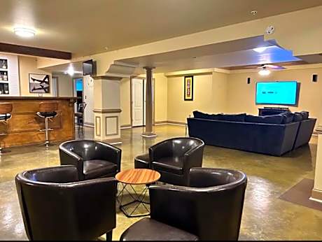 Luxury Guest suite with movie theater, Lounge and Gameroom