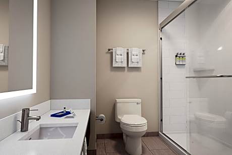 1 Double Bed Standard Communication Accessible Tub