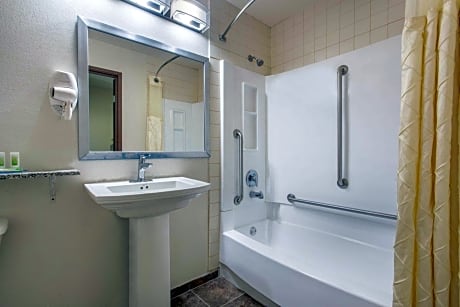 King Room with Bath Tub - Mobility Access/Non-Smoking