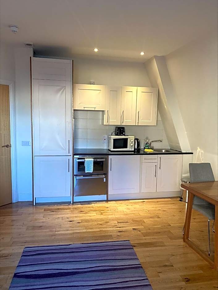 Royal Athenaeum Suites