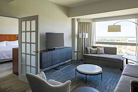 M Club lounge access, 1 Bedroom Executive Suite, 1 King, Sofa bed, High floor