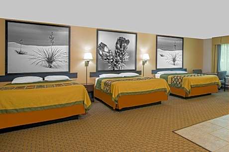 3 Queen Beds Studio Suite Smoking