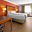 La Quinta Inn & Suites by Wyndham Pittsburgh Airport