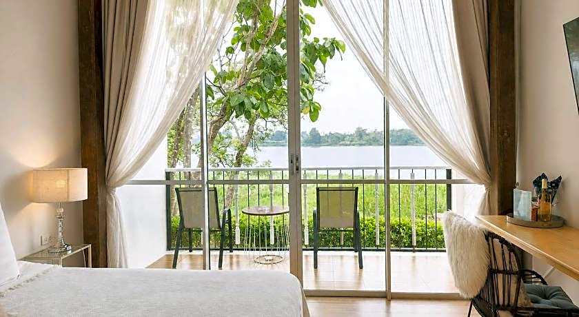 White Wall Riverfront Hotel