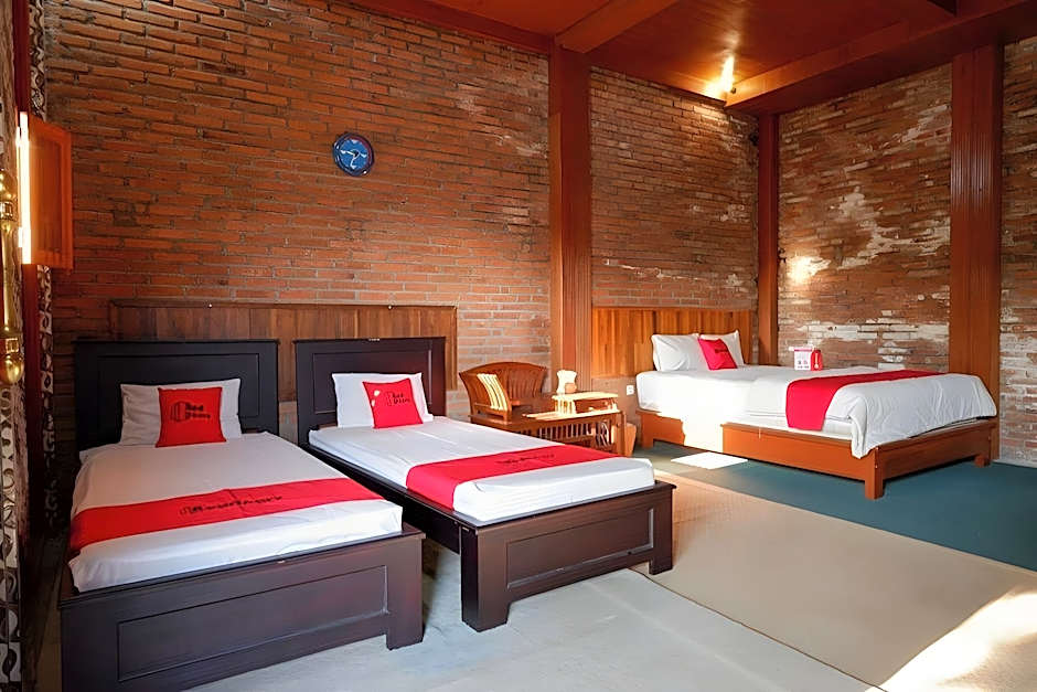 RedDoorz Syariah near Menara Kudus