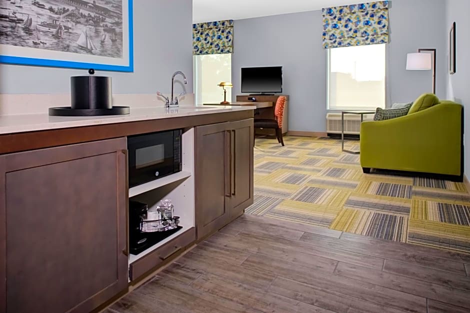 Hampton Inn & Suites Syracuse North Airport Area