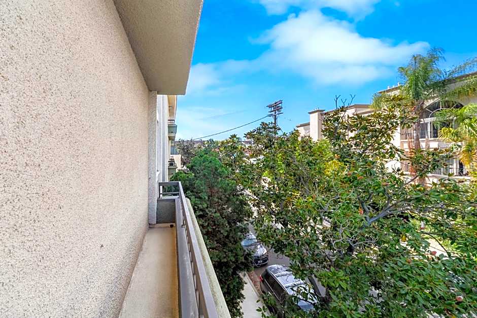 Beverly Hills Glamour Oasis 2 BR Apt with Parking 304