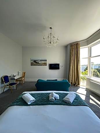 Deluxe-Suite-Ensuite with Bath-Partial sea view