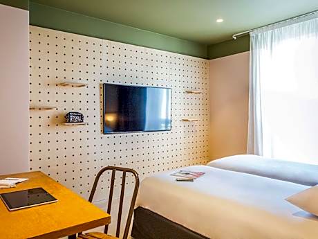 Pop room with 2 single beds