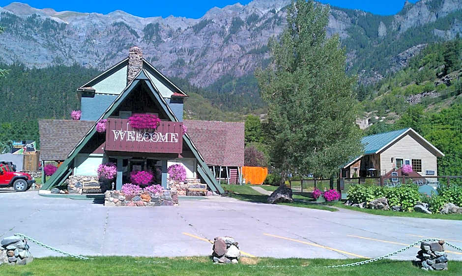 TWIN PEAKS LODGE & HOT SPRINGS