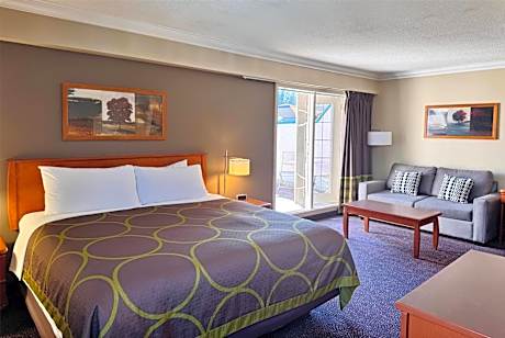 Efficiency King Suite with Jetted Tub