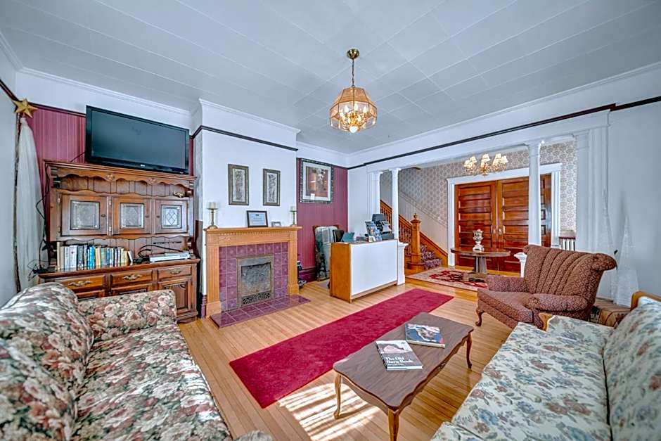 Marmora and Lake Inn and Victorian Diner-2025 Group Reunion Home for up to 32 guests