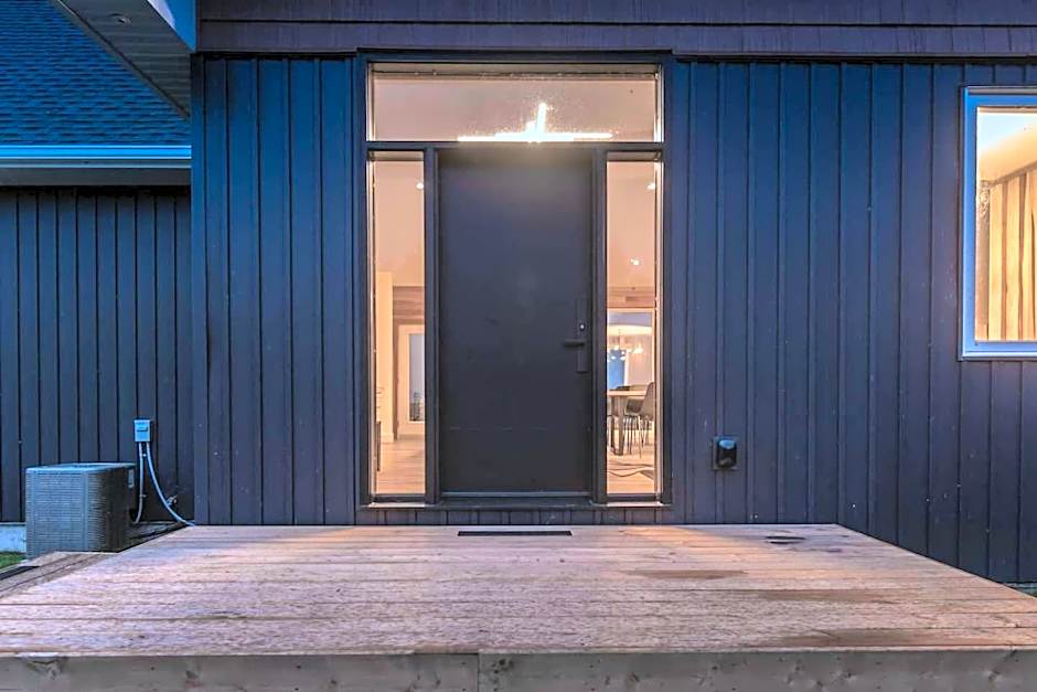 Huronia Luxury Lakefront Views & Game Room!